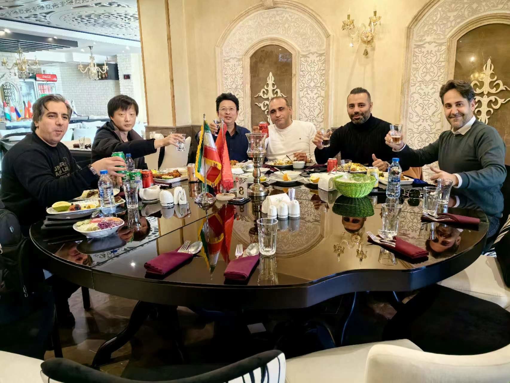 Blog perusahaan terbaru tentang Bagian mobil Takumi Kunjungi pelanggan busi di Iran